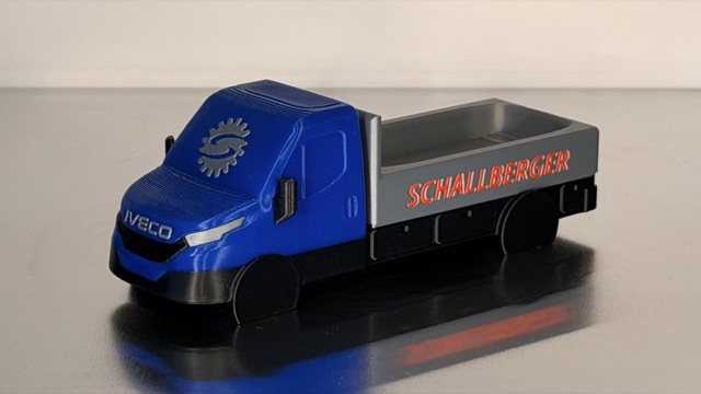 Frontansicht des blau-grauen IVECO Daily mit Logo auf der Kabine