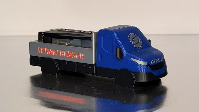 Blau-grauer 3D-gedruckter IVECO Daily mit Schallberger-Beschriftung von vorne