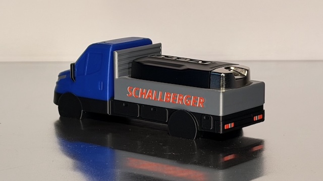 Rückansicht des 3D-gedruckten IVECO Daily mit grauer Ladefläche und roten Rückleuchten